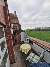 Balkon mit Blick zum Wasser